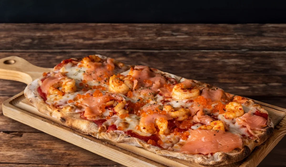 Pinsa Vomero con langostinos, salmón ahumado y perlas de salmón Piccola Sapori