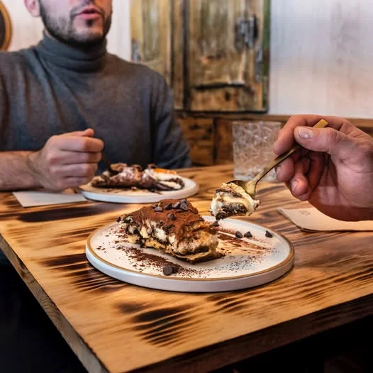 Lee más sobre el artículo El secreto de nuestro Tiramisú casero: Capas de felicidad en Piccola Sapori