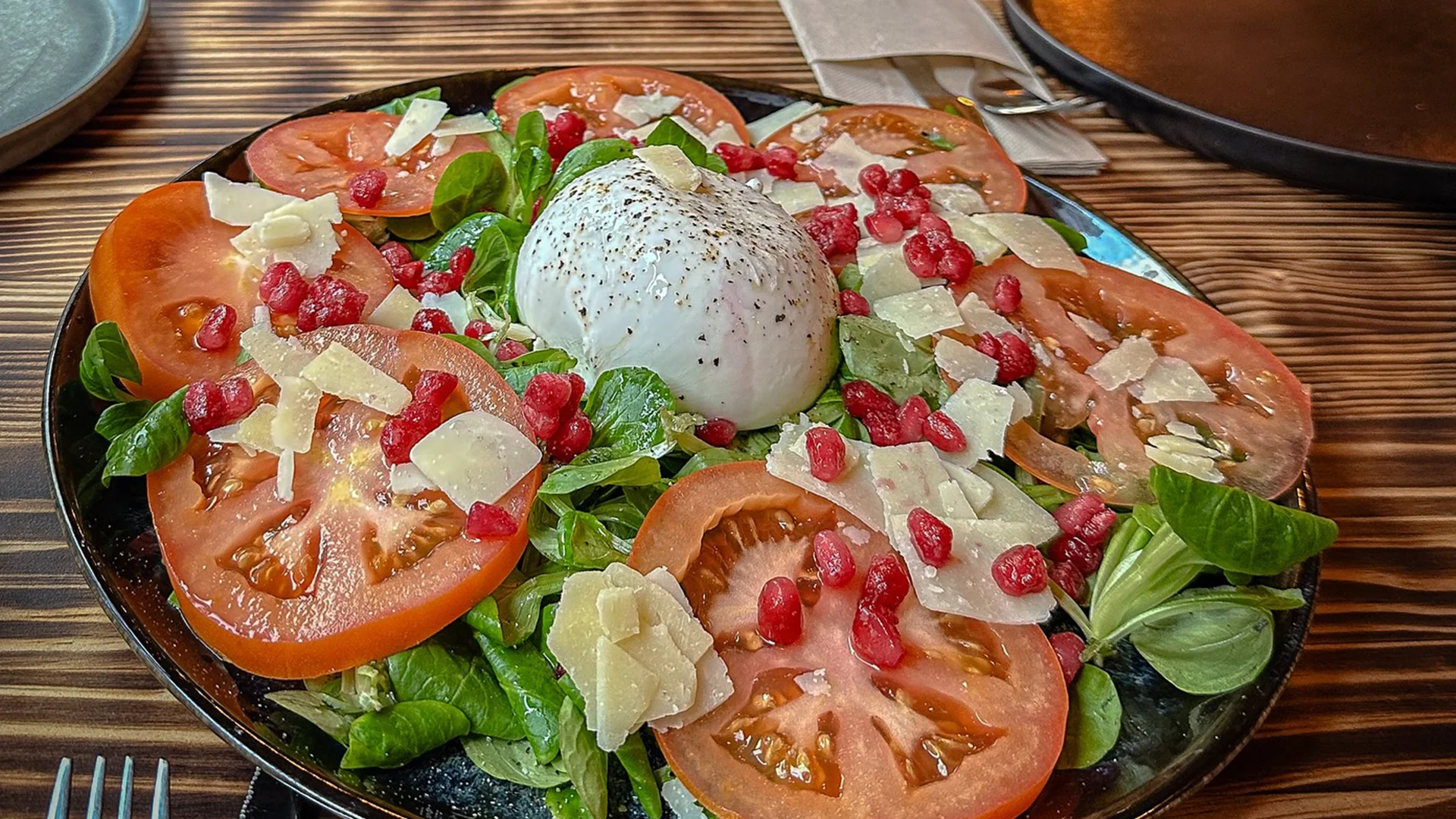 Lee más sobre el artículo Anticipa el Buen Tiempo: Así Sabe el Verano con Nuestra Ensalada de Burrata