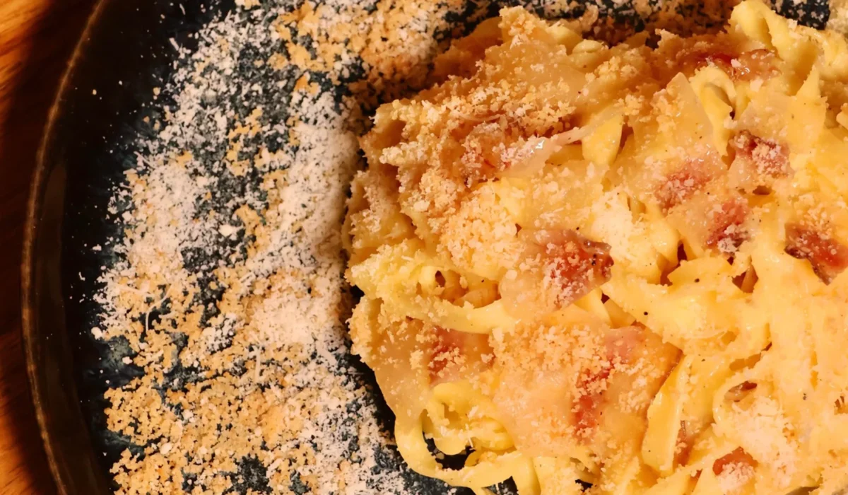 Tagliatelle carbonara con guanciale en Piccola Sapori Gijón