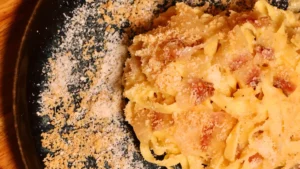 Tagliatelle carbonara con guanciale en Piccola Sapori Gijón